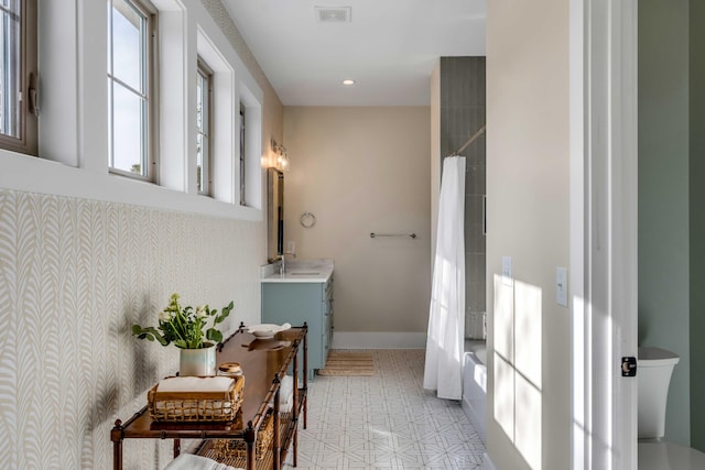 full bath featuring shower / tub combo with curtain, visible vents, toilet, vanity, and baseboards