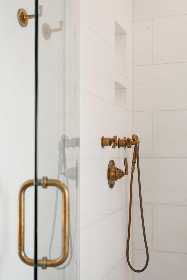 926 Pitt St, Mount Pleasant, SC 29464 - detailed view of a shower stall