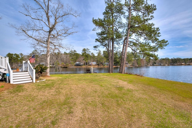 view of yard featuring a water view