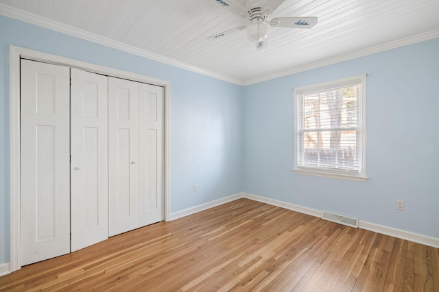 unfurnished bedroom with ceiling fan, ornamental molding, a closet, and light wood-type flooring