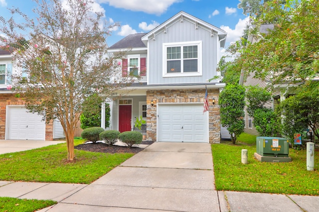 view of front of property featuring a front yard and a garage