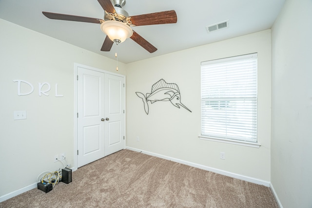 unfurnished room with light carpet and ceiling fan