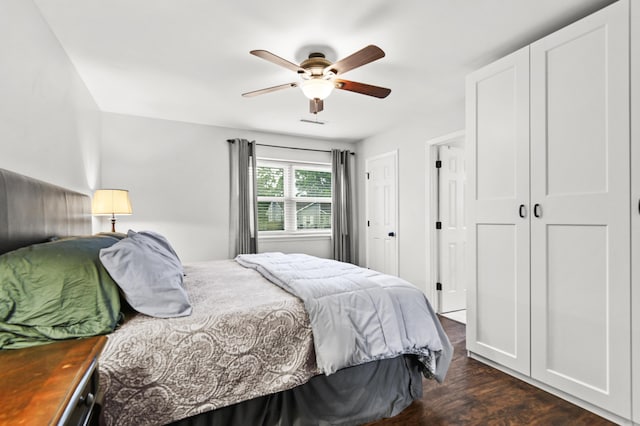 bedroom featuring dark wood-type flooring and a ceiling fan