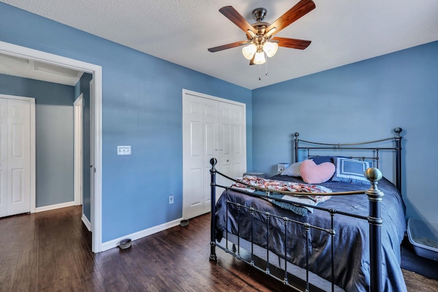 bedroom featuring dark hardwood / wood-style flooring, a textured ceiling, a closet, and ceiling fan