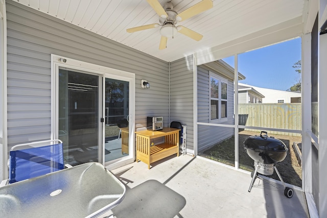 sunroom with ceiling fan