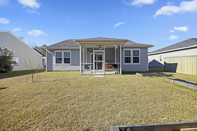 view of front facade featuring a sunroom, ceiling fan, and a front yard