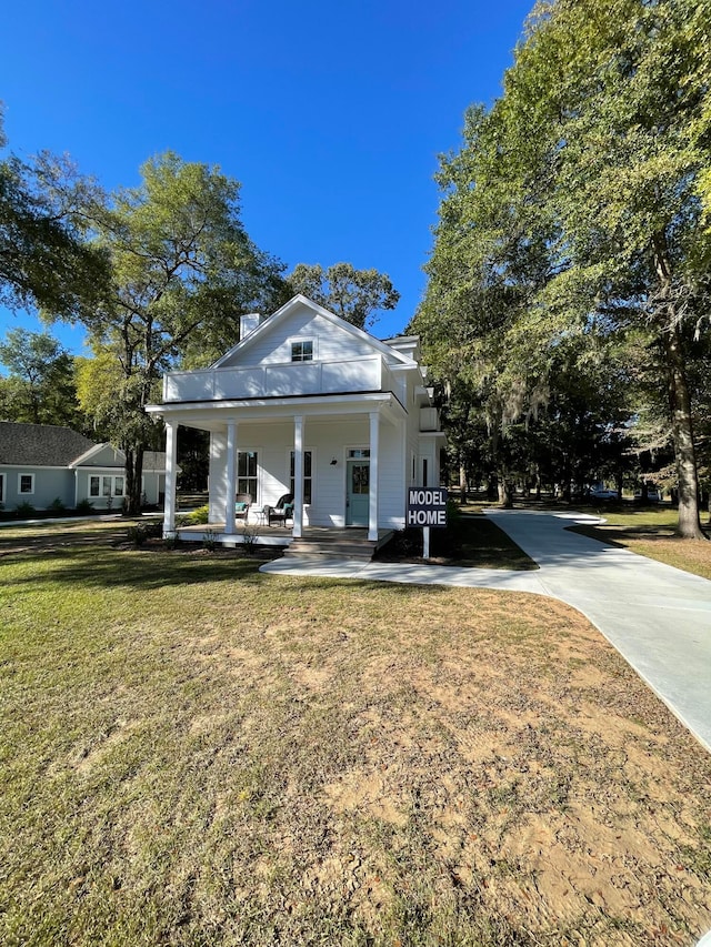 view of front of property featuring a front lawn and a porch