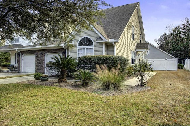 view of front facade featuring a garage and a front yard