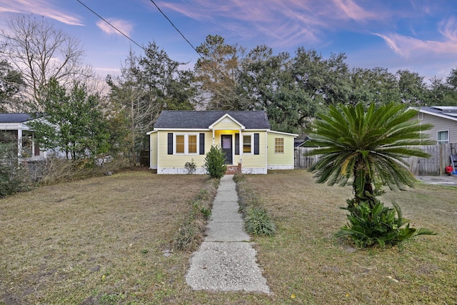 view of front of house featuring a yard