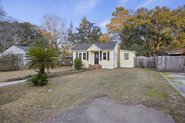 view of front of property featuring a front yard