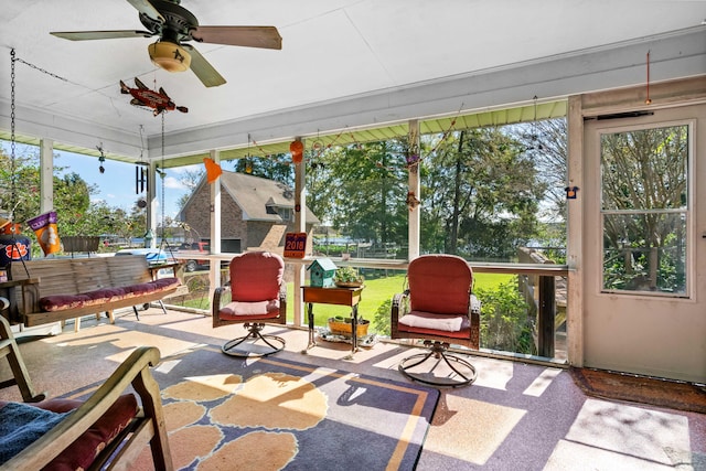 sunroom with ceiling fan