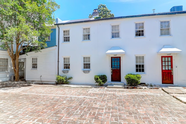 view of front of property featuring a patio area