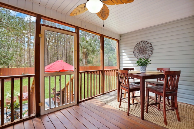 sunroom / solarium with ceiling fan