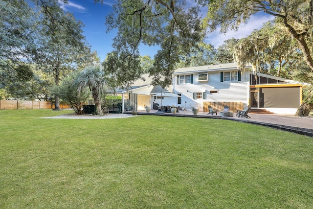 view of front of house featuring a front lawn