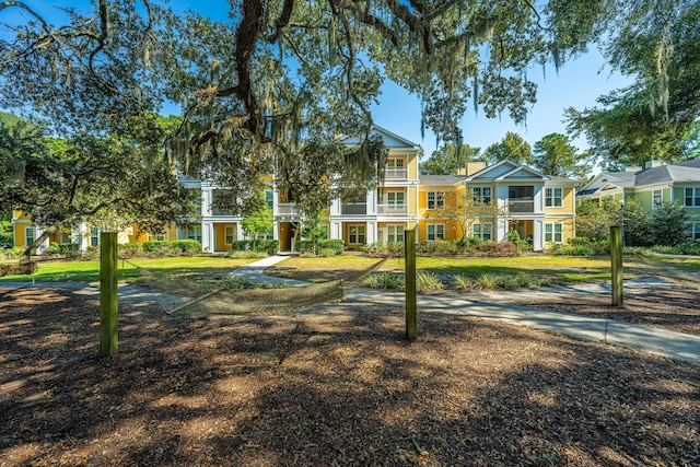 view of front of property with a front lawn