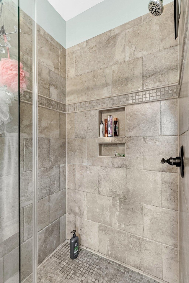 bathroom featuring tiled shower