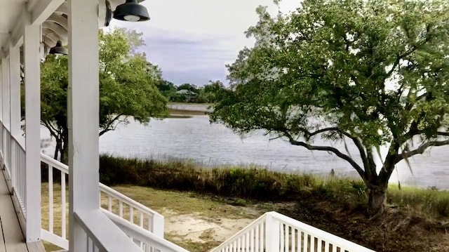 view of yard featuring a water view