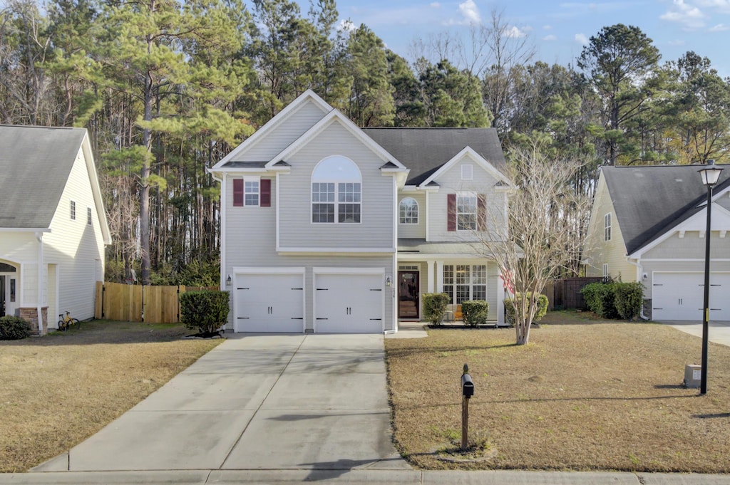 view of front of house featuring a front lawn