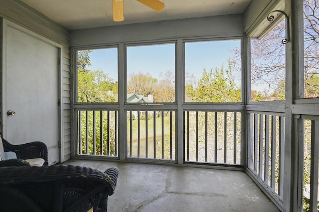 sunroom with ceiling fan