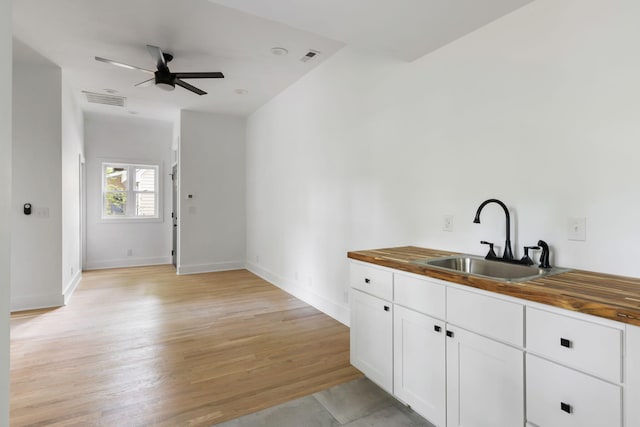 1019 Royalist Rd, Mount Pleasant, SC 29464 - bar area with a sink, light wood-style flooring, baseboards, and ceiling fan