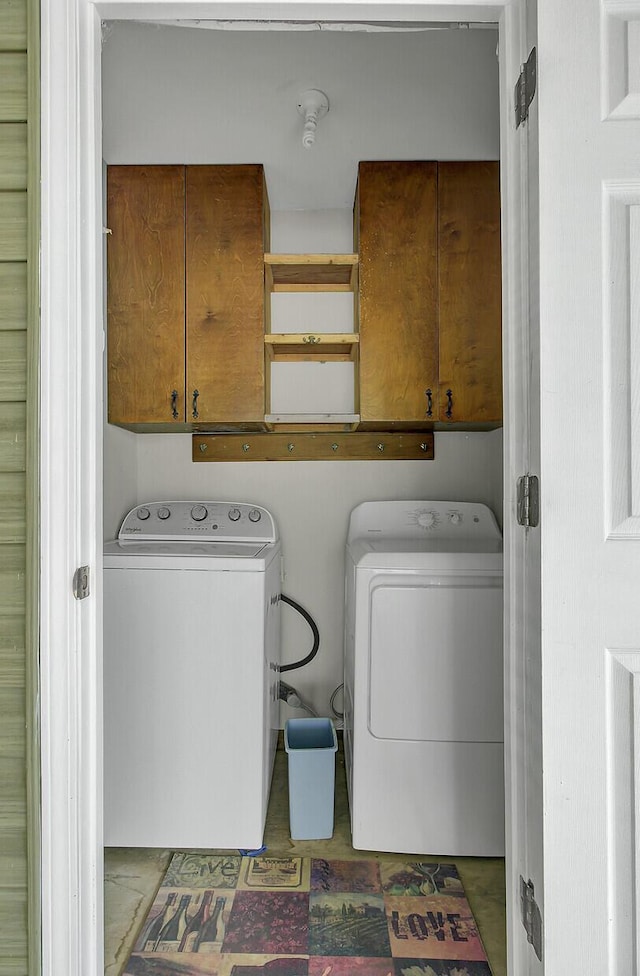 washroom featuring cabinets and washing machine and dryer