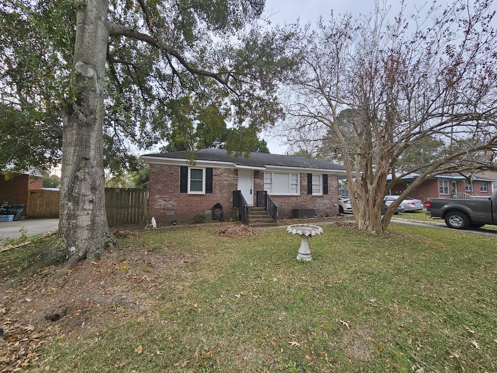 ranch-style house featuring a front lawn