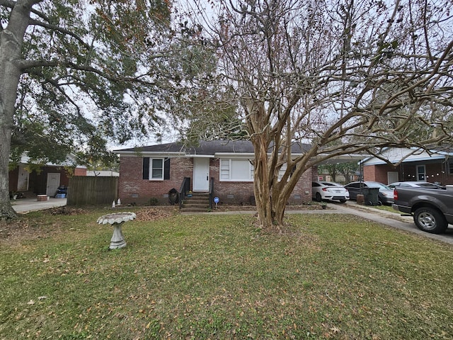 view of front facade featuring a front lawn