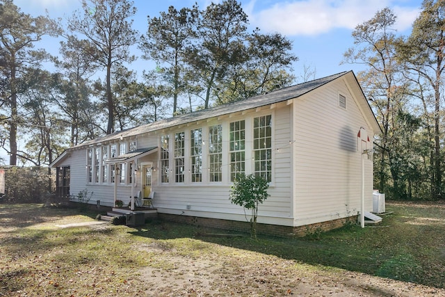 view of front of house featuring a front yard