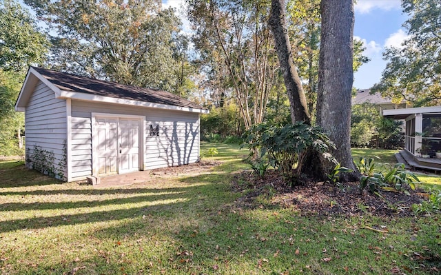 view of yard featuring a storage shed