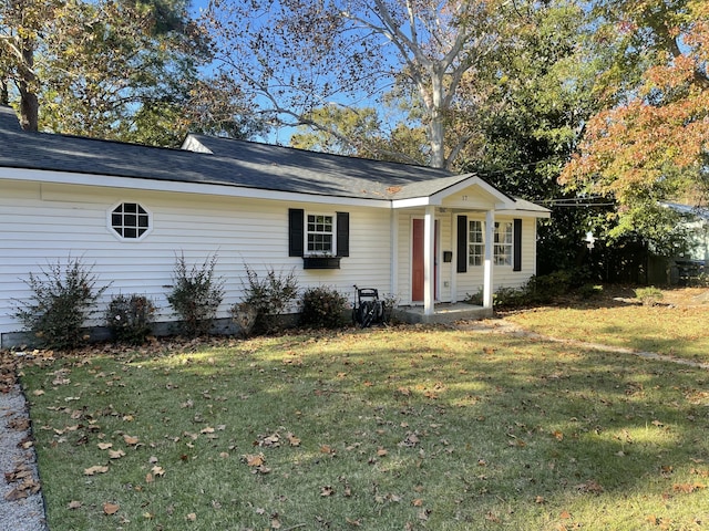 ranch-style house featuring a front yard