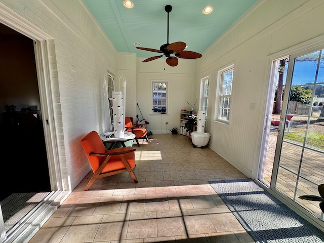 sunroom with ceiling fan