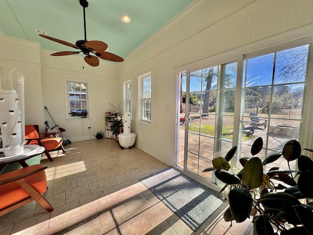 sunroom with ceiling fan