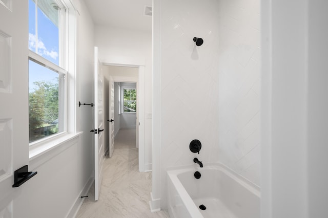 bathroom with tiled shower / bath