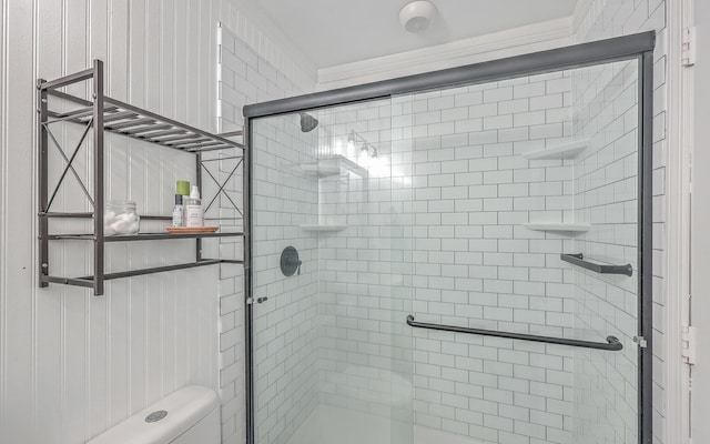 full bath featuring a shower stall and toilet