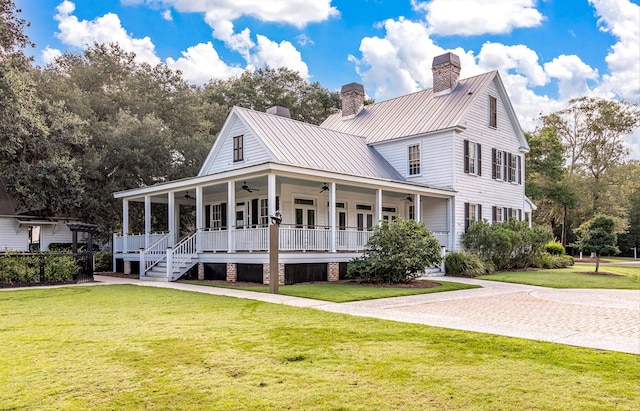 view of front of property featuring a porch, a front lawn, and ceiling fan