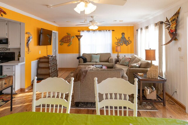 dining area featuring ceiling fan, light hardwood / wood-style floors, and ornamental molding