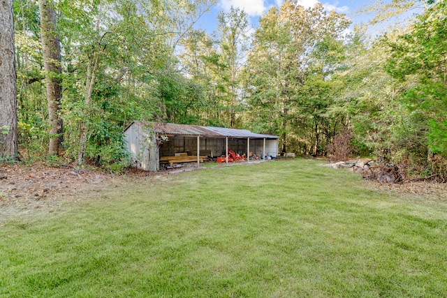 view of yard featuring an outdoor structure