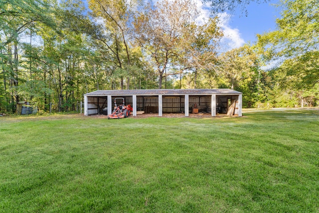 view of yard with an outbuilding