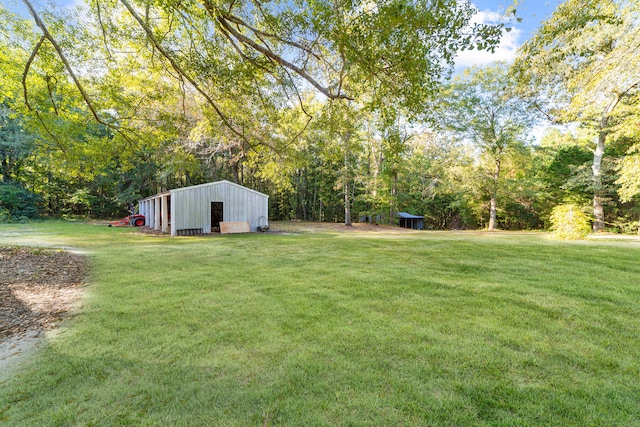 view of yard with an outdoor structure