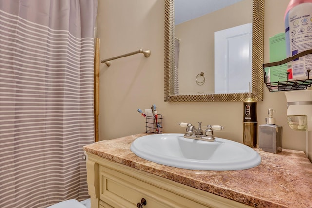 bathroom featuring a shower with curtain and vanity