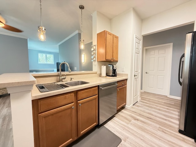 1225 Blakeway St Unit 906, Charleston, SC 29492 - kitchen with appliances with stainless steel finishes, a peninsula, crown molding, a sink, and light wood finished floors