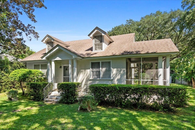 view of front of house featuring a front lawn