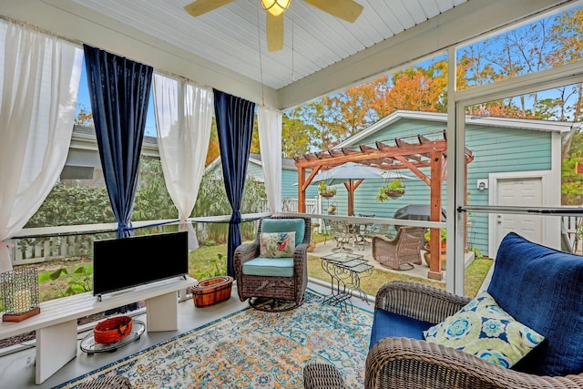 sunroom with ceiling fan