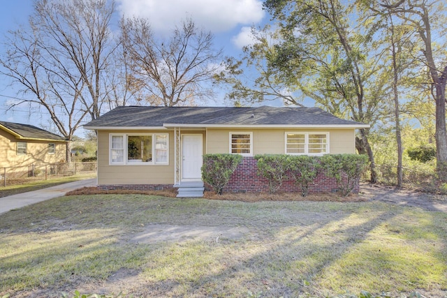 single story home featuring a front yard