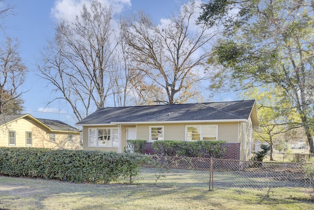 single story home with a front lawn