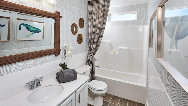 100 Fish Rd, Ridgeville, SC 29472 - full bath featuring toilet, wallpapered walls, and washtub / shower combination