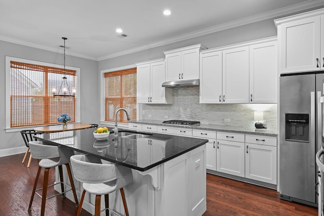 410 Eliston St, Summerville, SC 29486 - kitchen with stainless steel appliances, a sink, under cabinet range hood, decorative backsplash, and ornamental molding