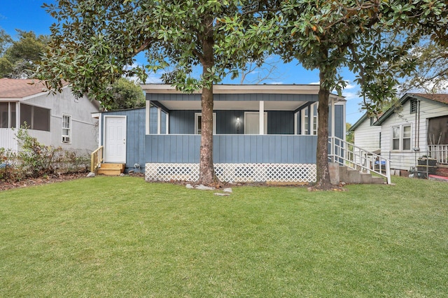 view of front facade featuring a front lawn