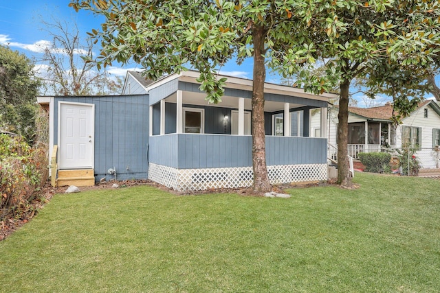 view of front of house with a front lawn