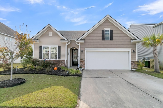 view of front of home featuring a front yard